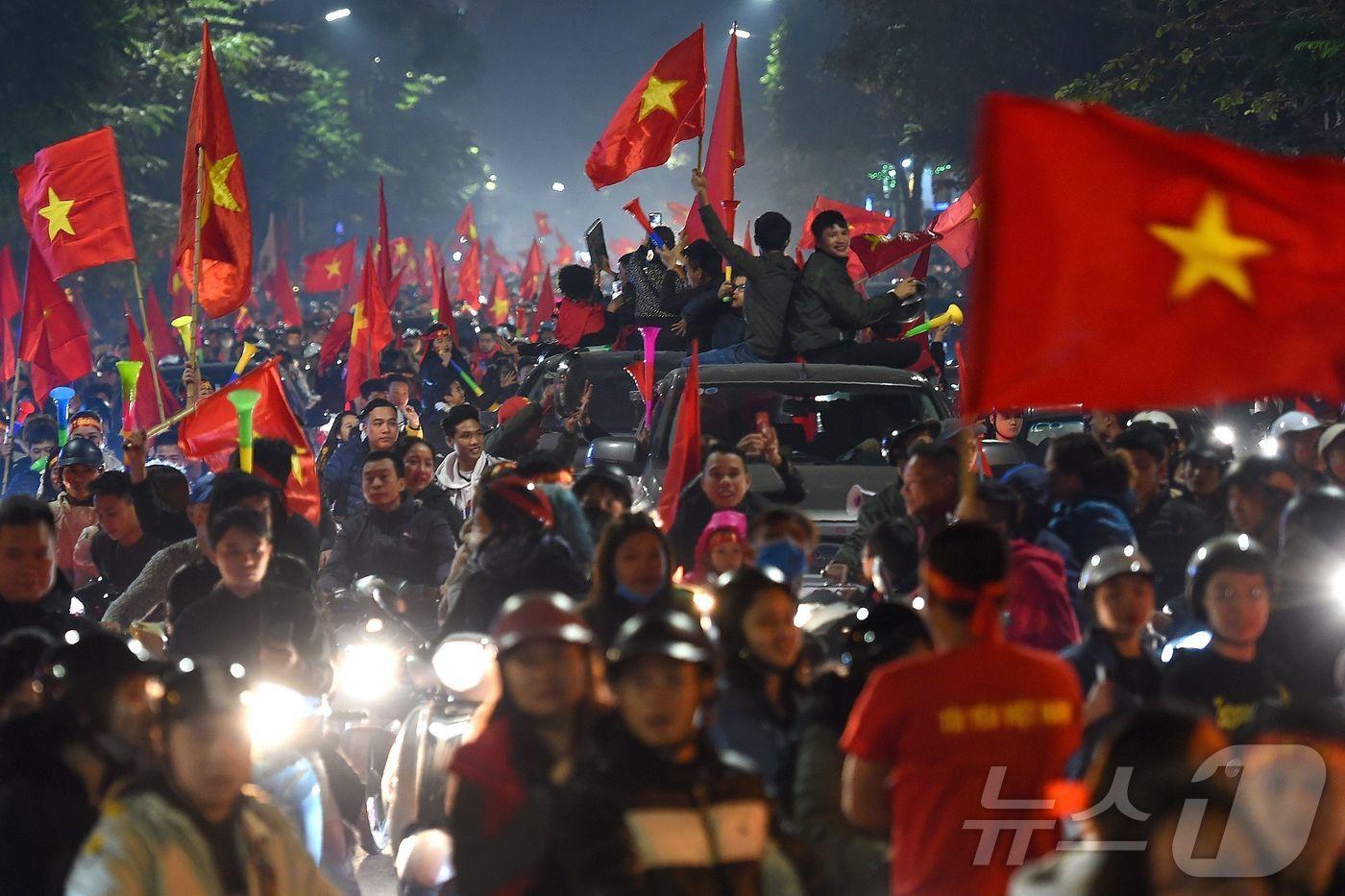 본문 이미지 - 거리 응원을 즐기는 베트남 팬들ⓒ AFP=뉴스1
