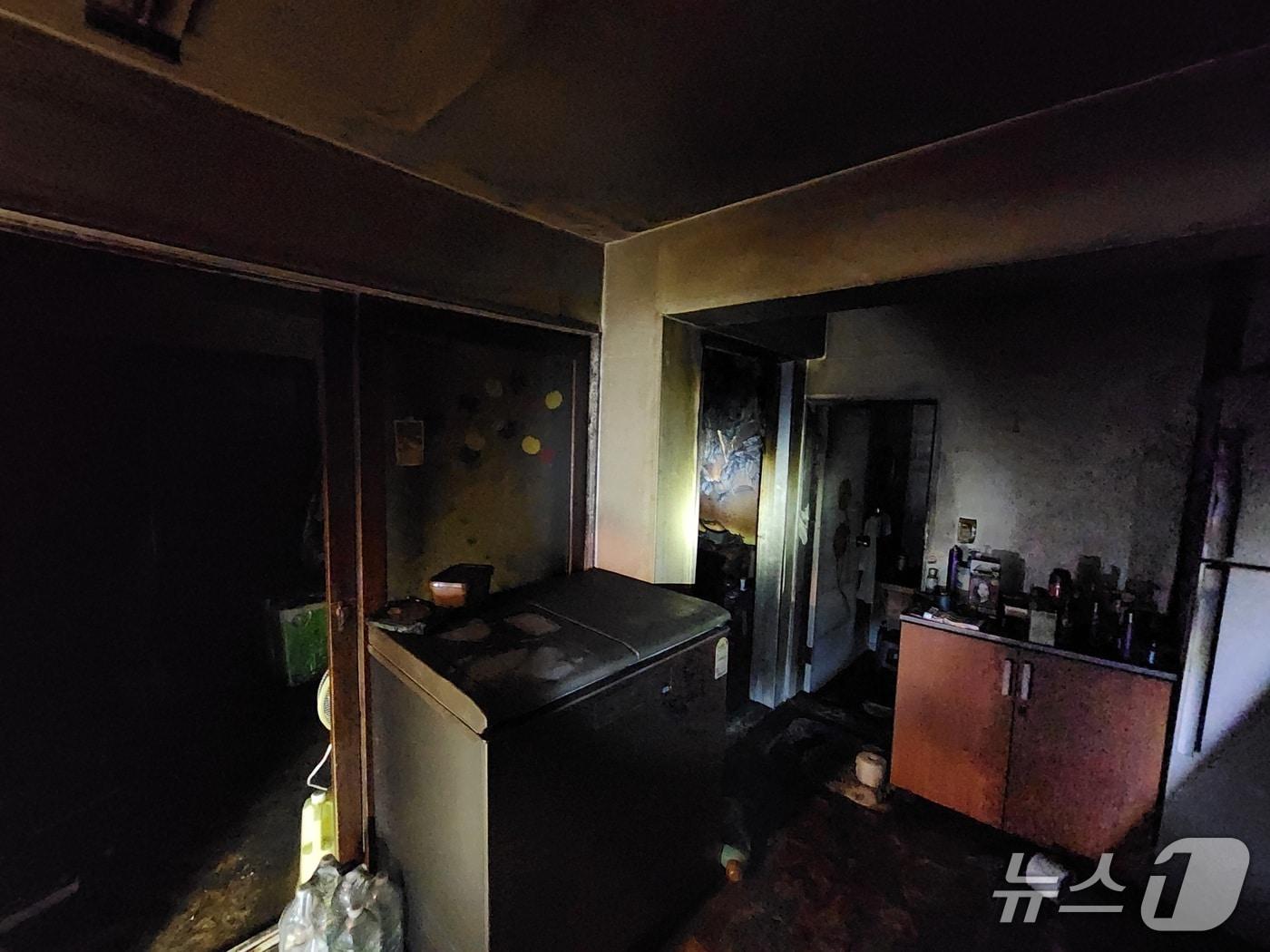 본문 이미지 - 17일 오후 9시 50분께 전북 군산시 나운동의 한 아파트 2층에서 불이 났다.