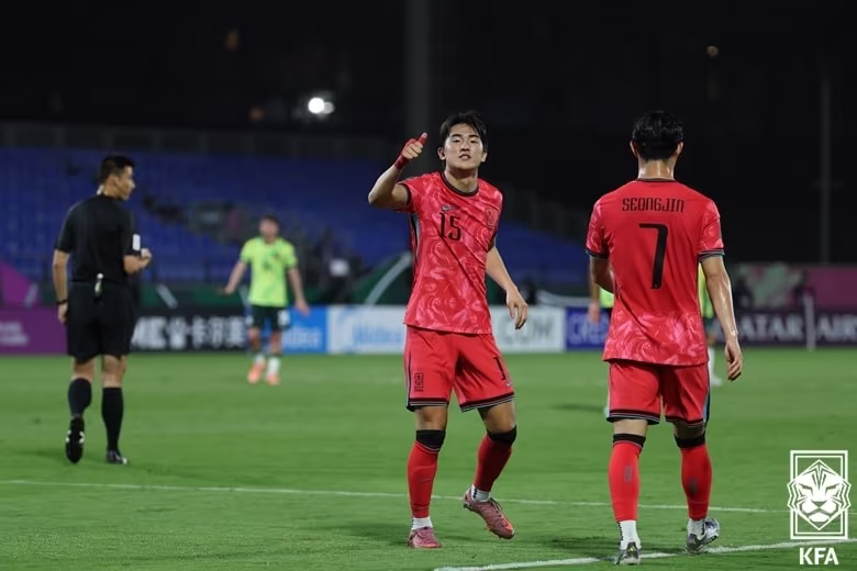 본문 이미지 - 한국 U23 대표팀의 백가온(가운데)(대한축구협회 제공) 