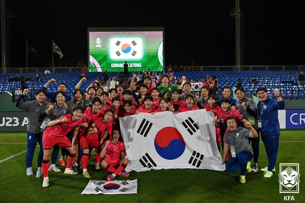 본문 이미지 - 호주를 꺾은 뒤 태극기를 들고 기뻐하는 한국 U23 축구대표팀(대한축구협회 제공) 