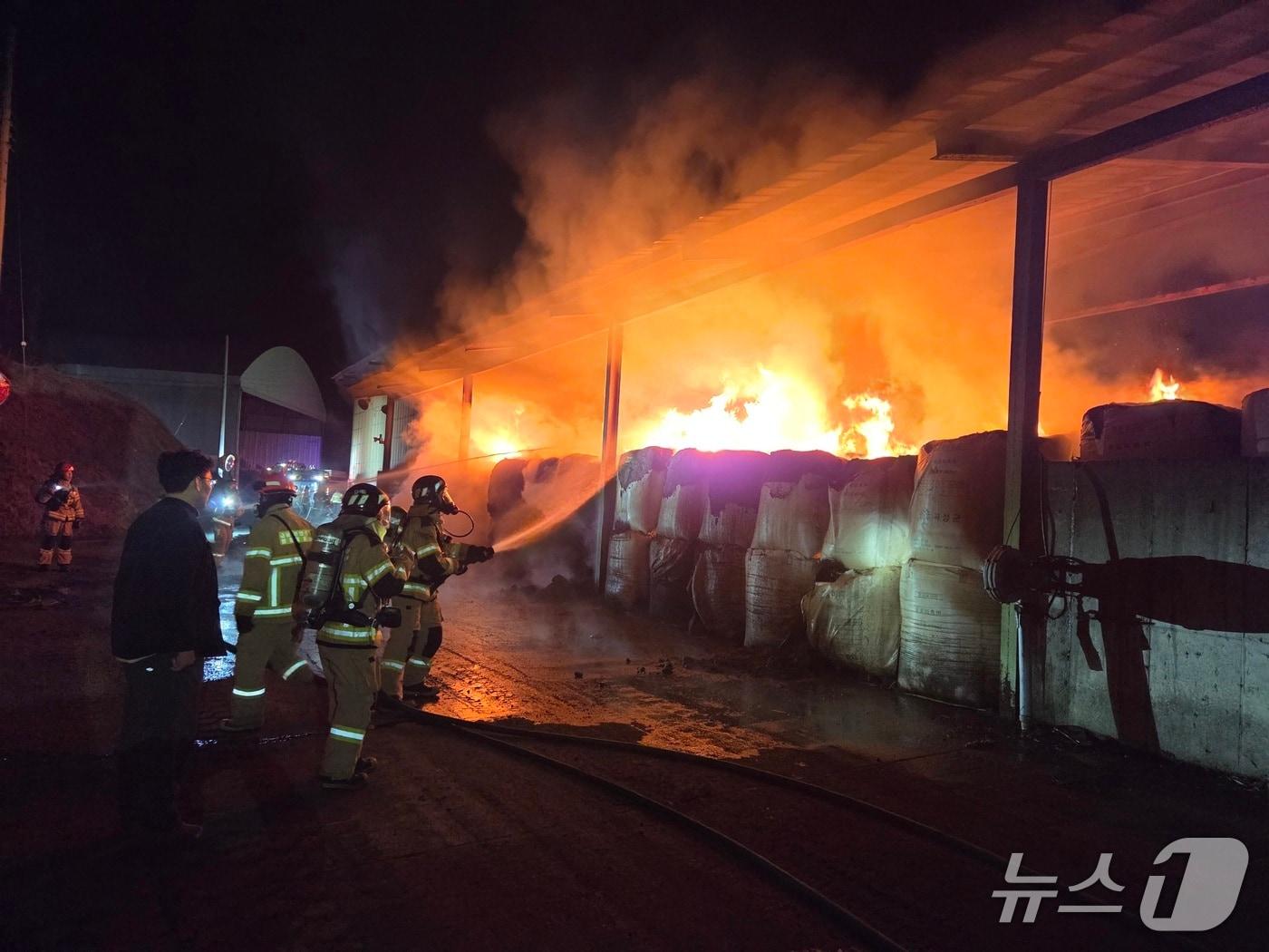 본문 이미지 -  천안 동남구 병천면 비료공장 화재 현장. (천안동남소방서 제공, 재판매 및 DB금지) / 뉴스1