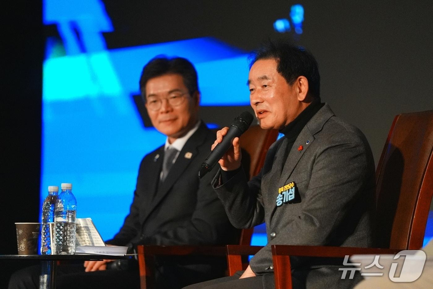 본문 이미지 - 송기섭 진천군수의 출판전시회에서 송 군수와 전원오 서울 성동구청장이 토크콘서트를 진행하고 있다.(독자제공, 재판매 및 DB금지)/뉴스1