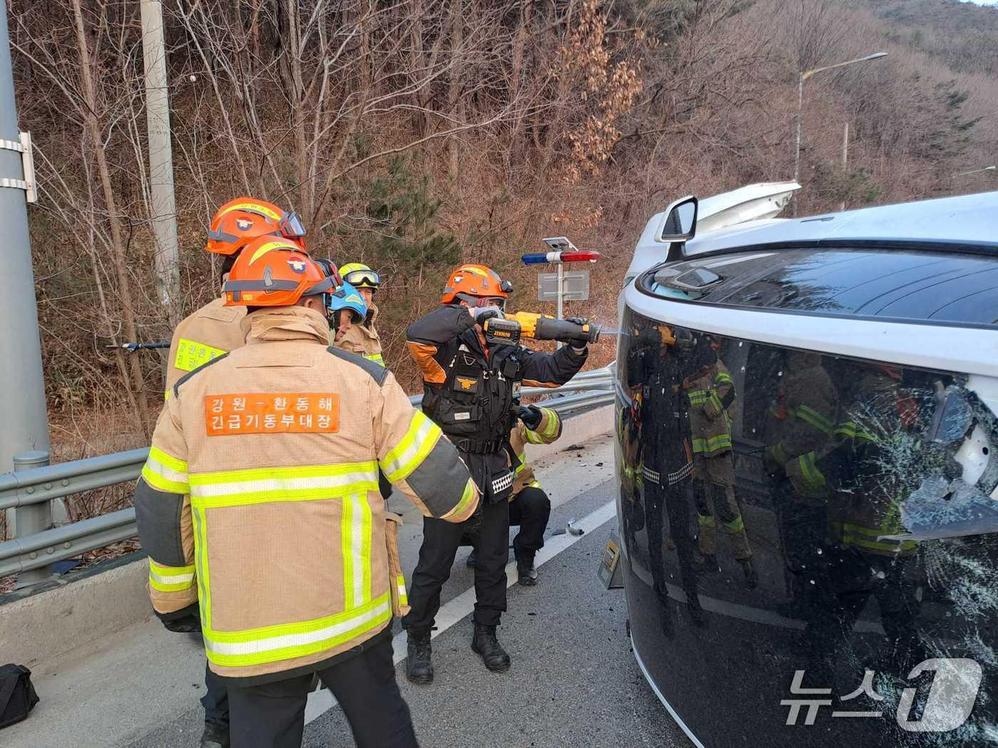 본문 이미지 - 강원 강릉 강동면 교통사고 현장.(강원도소방본부 제공, 재판매 및 DB금지)