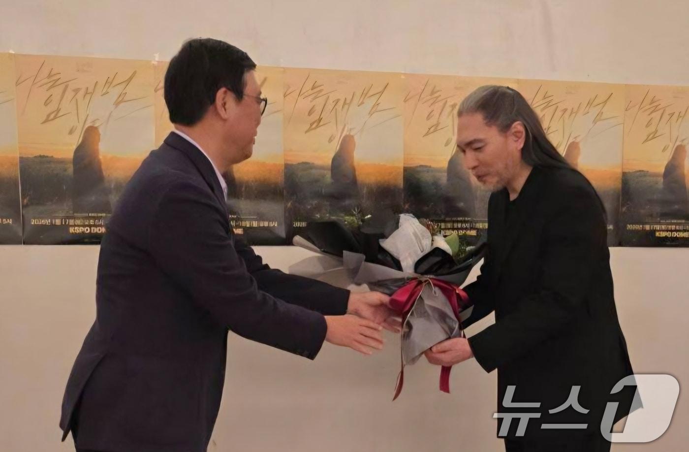 본문 이미지 - 최휘영 문화체육관광부 장관이 지난 17일 서울 송파구 올림픽공원 케이스포돔에서 열린 '2025-26 임재범 40주년 콘서트 나는 임재범이다'를 찾아 40년간의 가수 생활을 마무리하는 가수 임재범에게 공로패를 수여하고 있다. (문화체육관광부 제공. 재판매 및 DB 금지) 2026.1.18/뉴스1