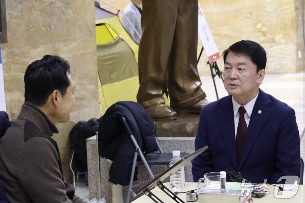 본문 이미지 -  안철수 국민의힘 의원은 지난 17일 오후 국회 로텐더홀에서 단식 농성 중인 장동혁 당대표를 방문, 건강에 조심할 것을 당부했다. (SNS 갈무리) ⓒ 뉴스1 