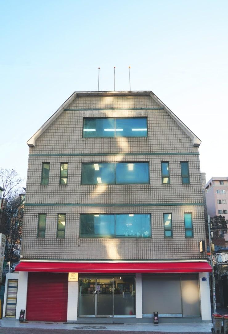 본문 이미지 - 서울역 무료급식소 아침애만나 외경.(이랜드복지재단 제공)