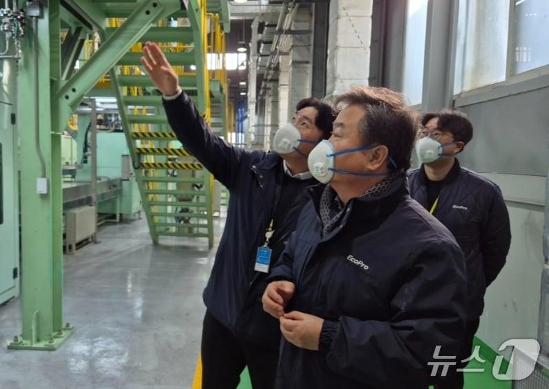 본문 이미지 - 이동채 에코프로 창업주가 지난 7일 충북 청주시 에코프로비엠 연구동을 방문해 관계자들과 이야기를 나누고 있다(에코프로 제공) 2026.1.18/뉴스1