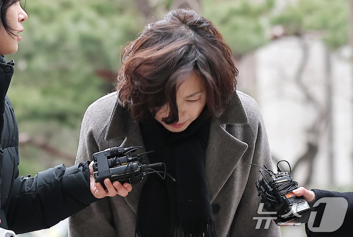 본문 이미지 - '공천 헌금' 의혹을 받는 김경 서울시의원이 18일 오전 서울 마포구 서울경찰청 광역수사단 공공범죄수사대에서 피의자 신분으로 경찰 조사를 받기 위해 출석하며 고개 숙여 인사하고 있다. 2026.1.18/뉴스1 ⓒ News1 김성진 기자