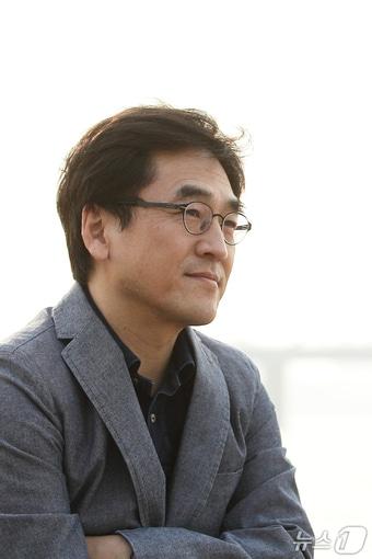 본문 이미지 -  1회 오탁번 문학상 심재휘 시인.(제천문화재단 제공. 재판매 및 DB금지)/뉴스1