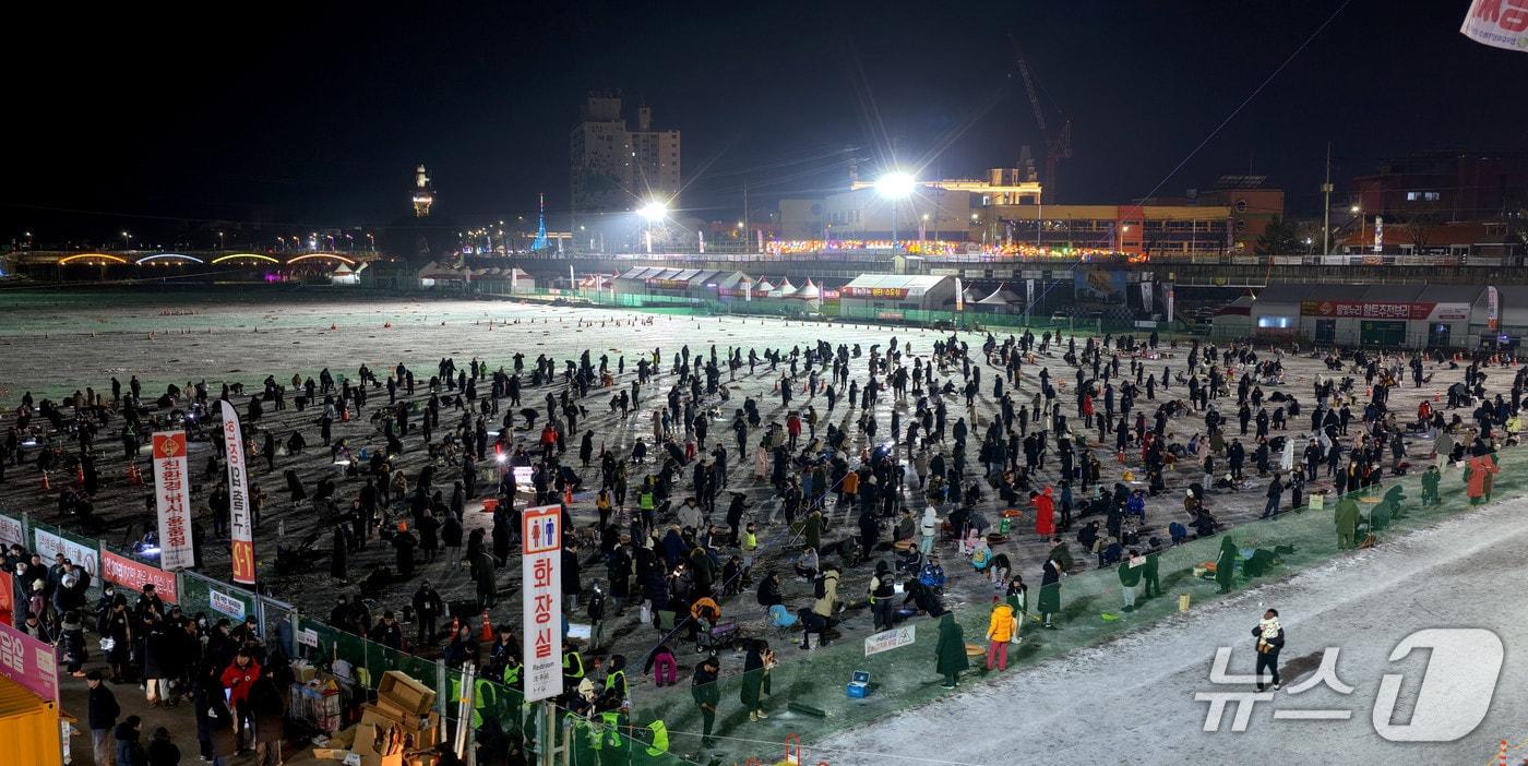 본문 이미지 - 전날 밤 화천어축제장에서 진행된 밤낚시.(화천군 제공, 재판매 및 DB금지)