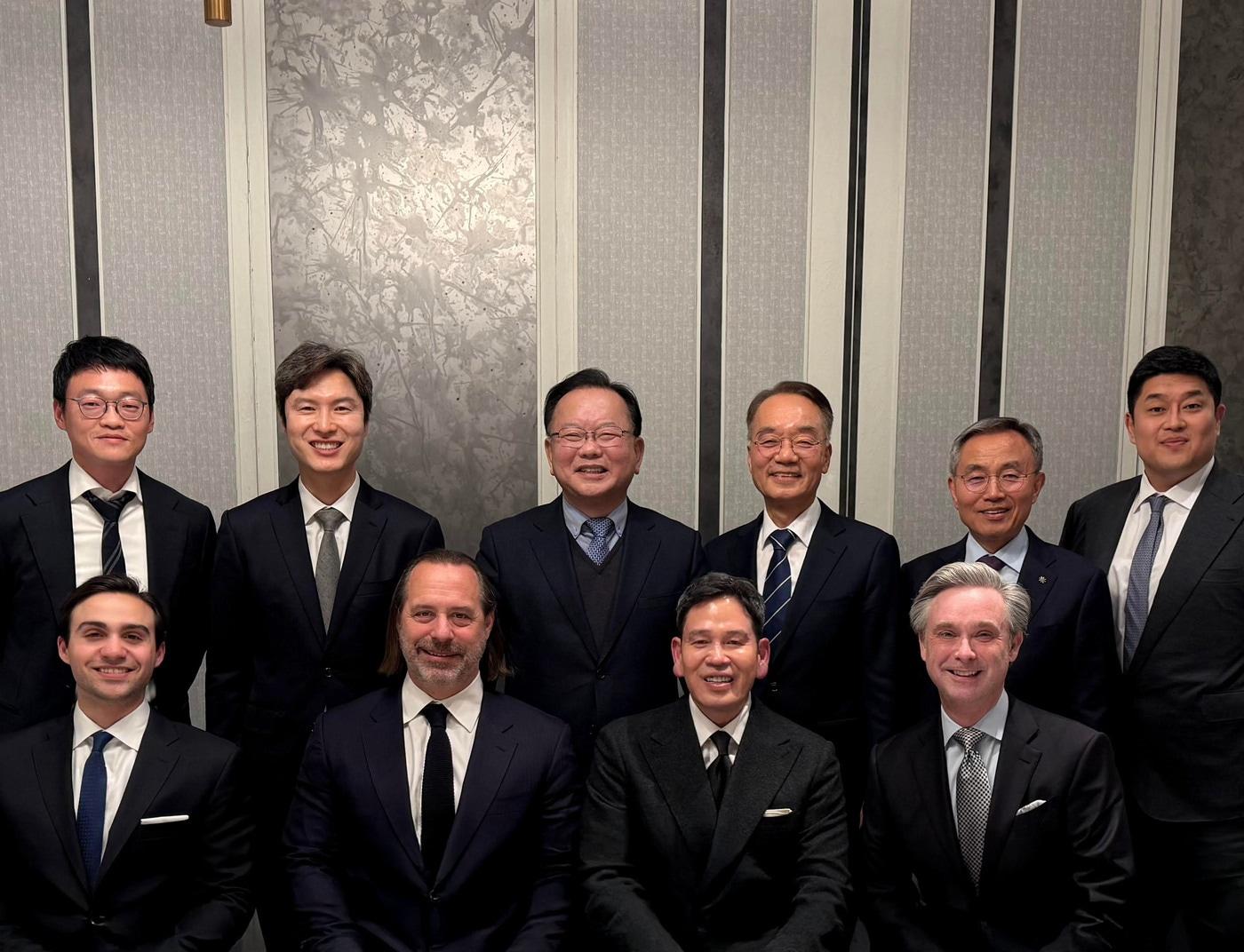 본문 이미지 - (왼쪽 뒷줄부터 시계 방향으로) 이지훈 록브리지네트워크 코리아 부연구원장, 김해영 록브리지네트워크 코리아 이사장, 김부겸 록브리지네트워크 코리아 이사, 박재완 록브리지네트워크 코리아 이사, 김우승 록브리지네트워크 코리아 이사, 박병은 록브리지네트워크 코리아 이사, 크리스토퍼 애플게이트 록브리지네트워크 선임고문, 정용진 록브리지네트워크 코리아 이사, 크리스토퍼 버스커크 록브리지네트워크 창립자, 크리스토퍼 버스커크 주니어가 기념 촬영을 하는 모습.(록브리지네트워크 제공)