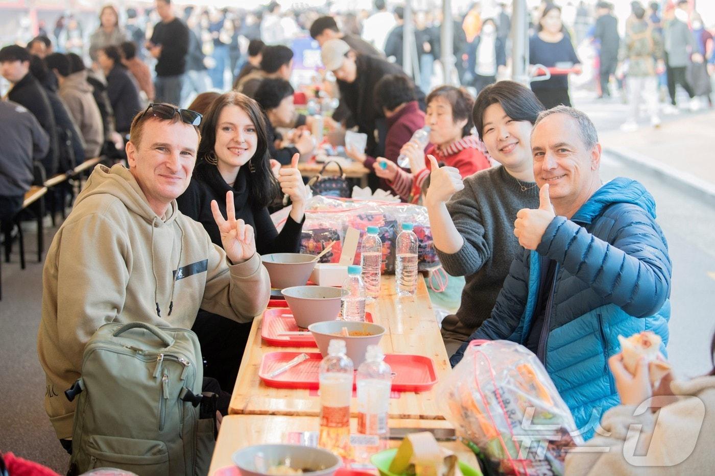 본문 이미지 - 경북도는 18일 지역축제심의위원회를 열고 2026~2027년 도 지정축제 14개와 미소축제 6개를 선정했다. 사진은 구미라면축제(경북도 제공. 재판매 및 DB금지) /뉴스1