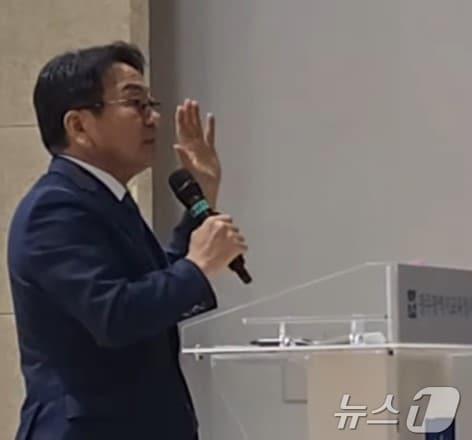 본문 이미지 - 강기정 광주시장이 15일 광주시민협치진흥원 대강당에서 행정통합 공동대응을 위한 광주교사·광주교육청공무원대회에서 행정통합 추진 상황을 직접 설명하고 있다.(유튜브 7학년 캡쳐) 2026.1.18/뉴스1