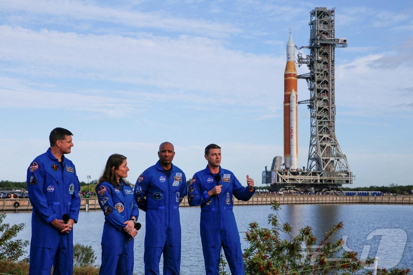 본문 이미지 - 17일(현지시간) 미 항공우주국(NASA)의 차세대 달 로켓인 스페이스 발사 시스템(SLS) 로켓과 오리온 유인 캡슐을 플로리다주 케네디 우주센터 발사대로 이동시키는 현장에서 '아르테미스 Ⅱ' 임무의 사령관 리드 와이즈먼이 우주비행사 빅터 글로버, 크리스티나 코크, 제러미 핸슨과 함께 발언하고 있다. 2026.01.17. ⓒ 로이터=뉴스1 ⓒ News1 윤다정 기자