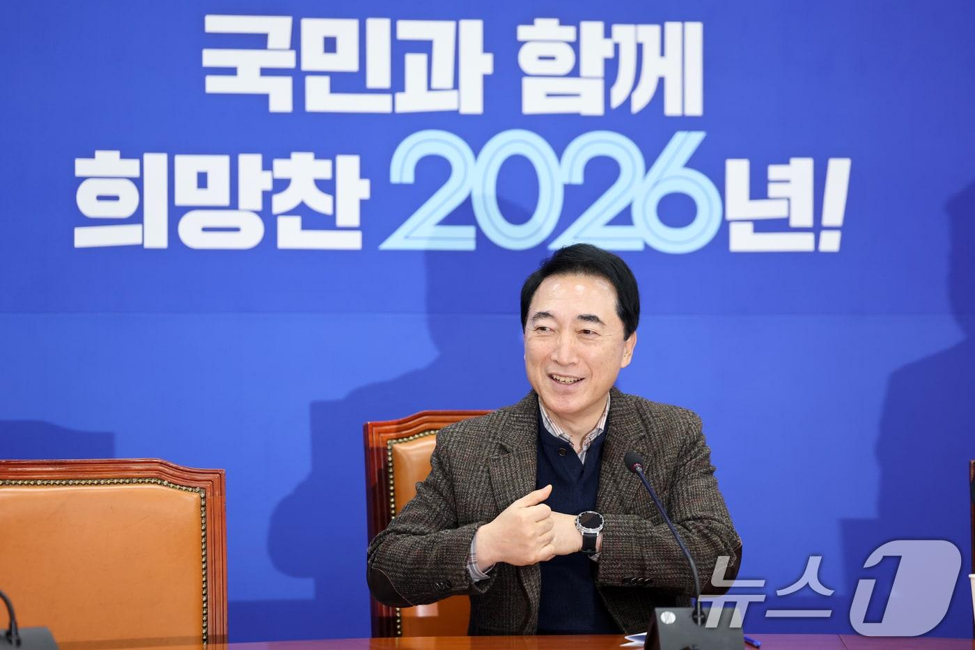 본문 이미지 - 박수현 더불어민주당 수석대변인이 18일 서울 여의도 국회에서 열린 현안 기자간담회에 참석하고 있다. 2026.1.18/뉴스1 ⓒ News1 이승배 기자