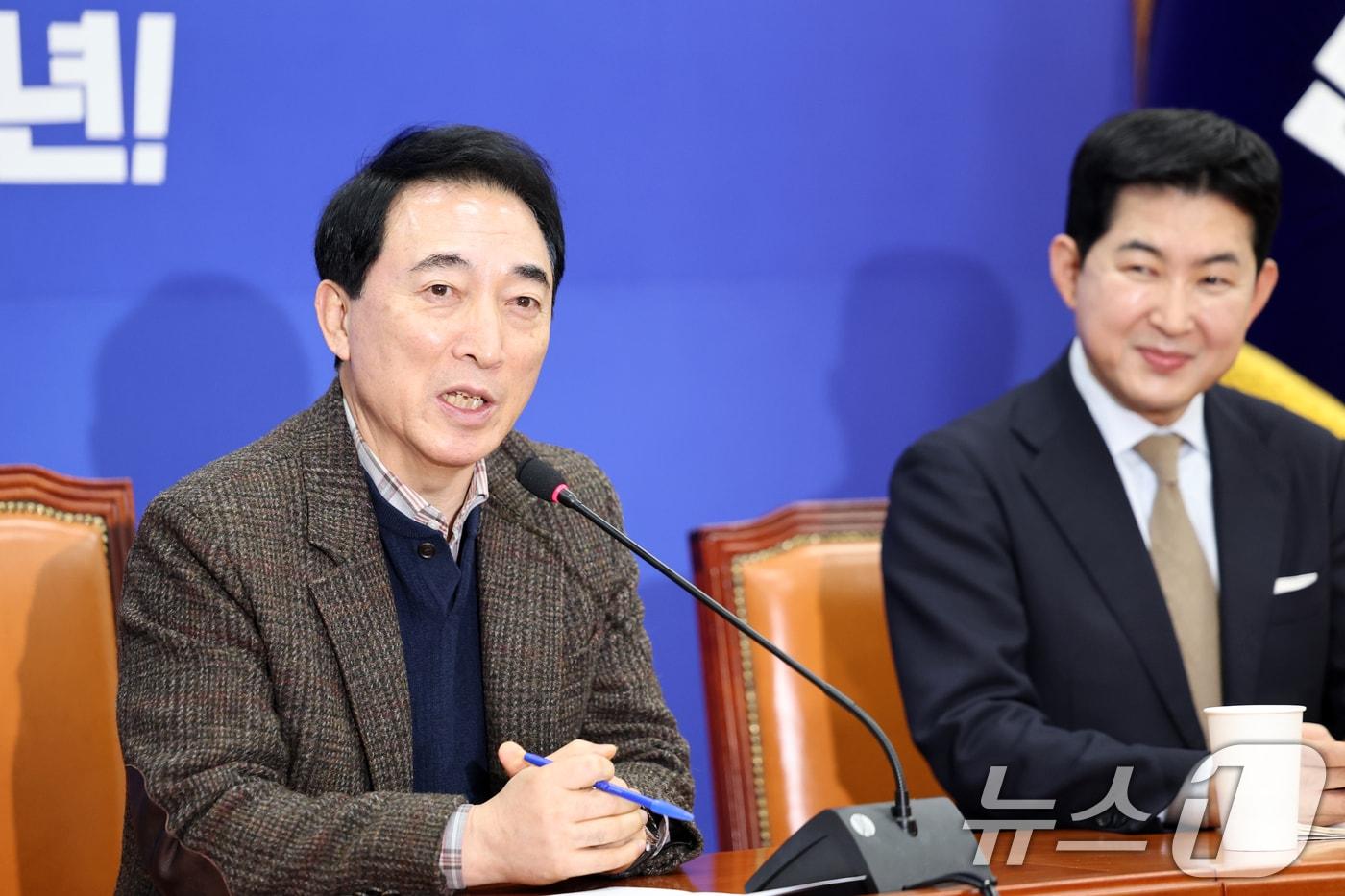 본문 이미지 - 박수현 더불어민주당 수석대변인이 18일 서울 여의도 국회에서 열린 현안 기자간담회에서 취재진의 질문에 답변하고 있다. 2026.1.18/뉴스1 ⓒ News1 이승배 기자