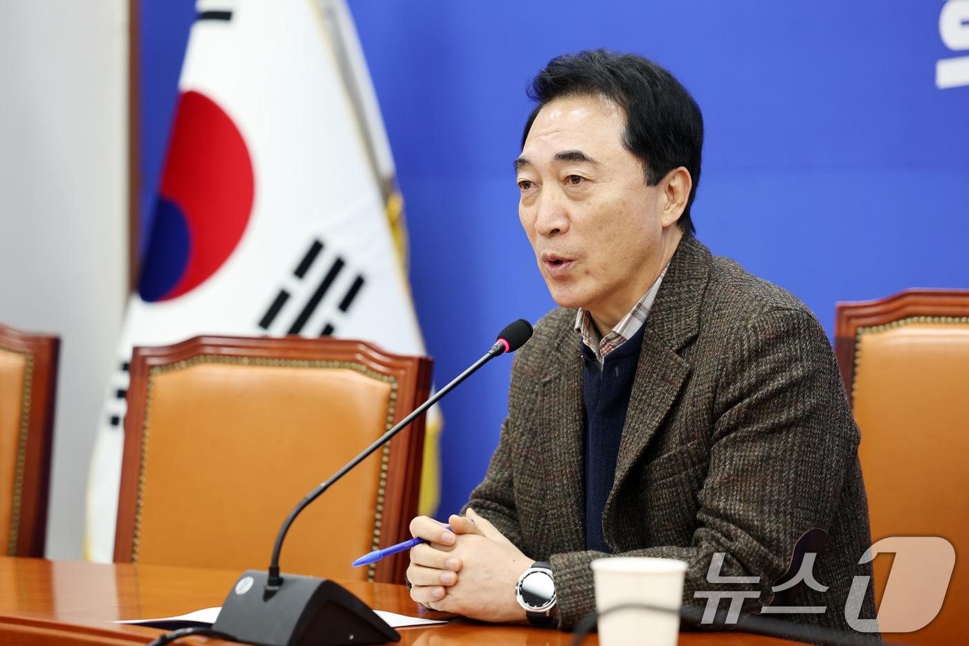 본문 이미지 - 박수현 더불어민주당 수석대변인이 18일 서울 여의도 국회에서 열린 현안 기자간담회에서 취재진의 질문에 답변하고 있다. 2026.1.18/뉴스1 ⓒ News1 이승배 기자