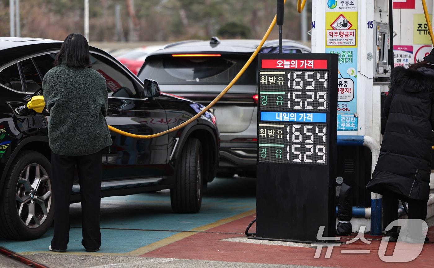 본문 이미지 - 18일 서울 서초구 경부고속도로 만남의광장 휴게소 내 주유소에서 운전자들이 주유를 하고 있다. 2026.1.18/뉴스1 ⓒ News1 김도우 기자