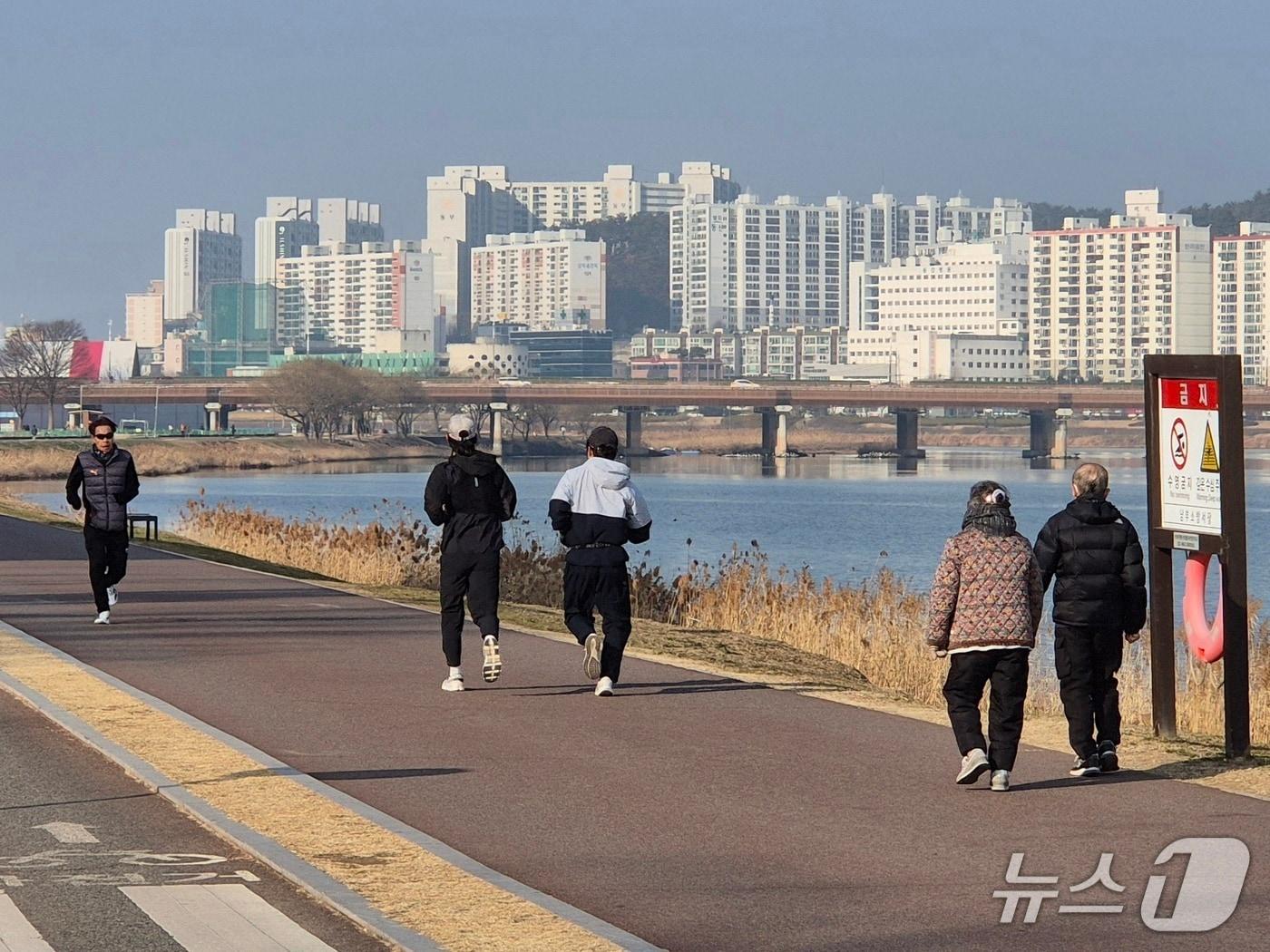 본문 이미지 - 18일 오전 10시께 울산 남구 태화강 산책로에서 시민들이 달리거나 걷고 있다.2026.1.18/뉴스1ⓒ 뉴스1 박정현 기자
