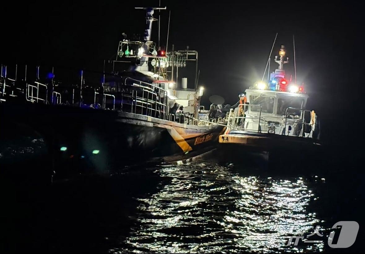 본문 이미지 - 엔진이 고장 나 해상에서 표류하던 낚시어선에 타고 있던 22명이 해경에 구조됐다. (포항해경 제공. 재판매 및 DB 금지) 2026.1.18/뉴스1