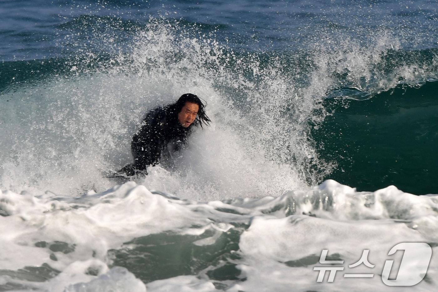 본문 이미지 - 18일 경북 포항시 북구 흥해읍 용한리 해수욕장에서 서퍼들이 겨울 파도를 타고 있다. 2026.1.18/뉴스1 ⓒ News1 최창호 기자