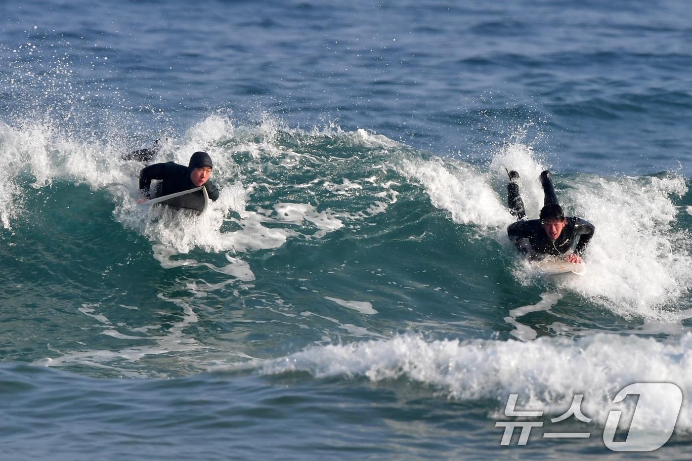 본문 이미지 - 18일 경북 포항시 북구 흥해읍 용한리 해수욕장에서 서퍼들이 겨울 파도를 타고 있다. 2026.1.18/뉴스1 ⓒ News1 최창호 기자