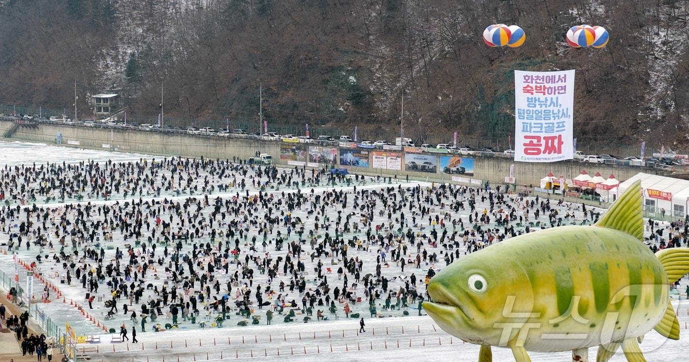 본문 이미지 - 강원 화천산천어축제장을 찾은 관광객들이 산천어 얼음낚시를 즐기고 있다.(자료사진)/뉴스1 DB