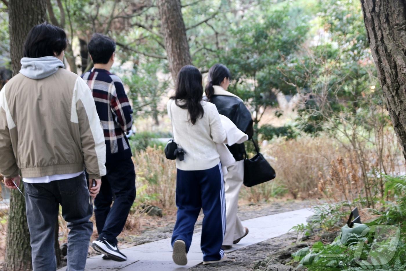 본문 이미지 - 제주도 서귀포시 안덕면 오설록 서광차밭에서 관광객들이 포근한 날씨를 만끽하고 있다.2026.1.18/뉴스1 ⓒ News1 홍수영 기자