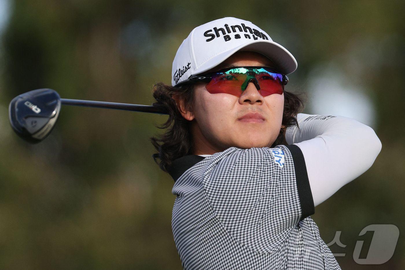 본문 이미지 - 김성현은 18일(한국시간) PGA투어 개막전 소니오픈 3라운드에서 2타를 잃어 공동 11위에 머물렀다. ⓒ AFP=뉴스1