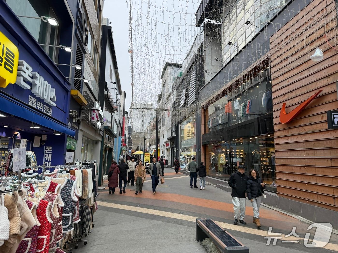 본문 이미지 - 일요일인 18일 낮 강원 춘천 명동을 찾은 시민들이 거리를 걷고 있다.2026.1.18 한귀섭 기자