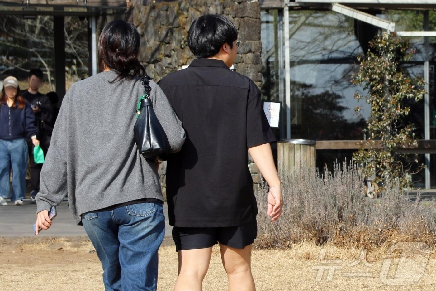 본문 이미지 - 지난달 18일 제주도 서귀포시 안덕면 오설록 서광차밭에서 반팔을 입은 여행객이 발걸음을 옮기고 있다. 이날 제주도의 낮 최고기온은 15~17도까지 올랐다. 2026.1.18/뉴스1 ⓒ News1 홍수영 기자