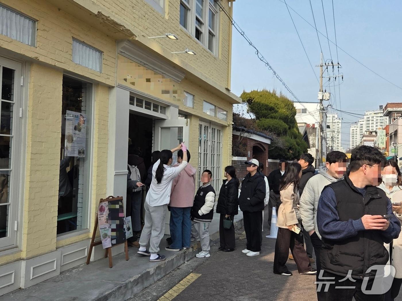 본문 이미지 - 18일 오후 1시께 전북 전주시 완산구 객리단길 한 디저트 가게 직원이 고객들에게 두쫀쿠 매진 소식을 전달하고 있다.2026.1.18/뉴스1 문채연 기자