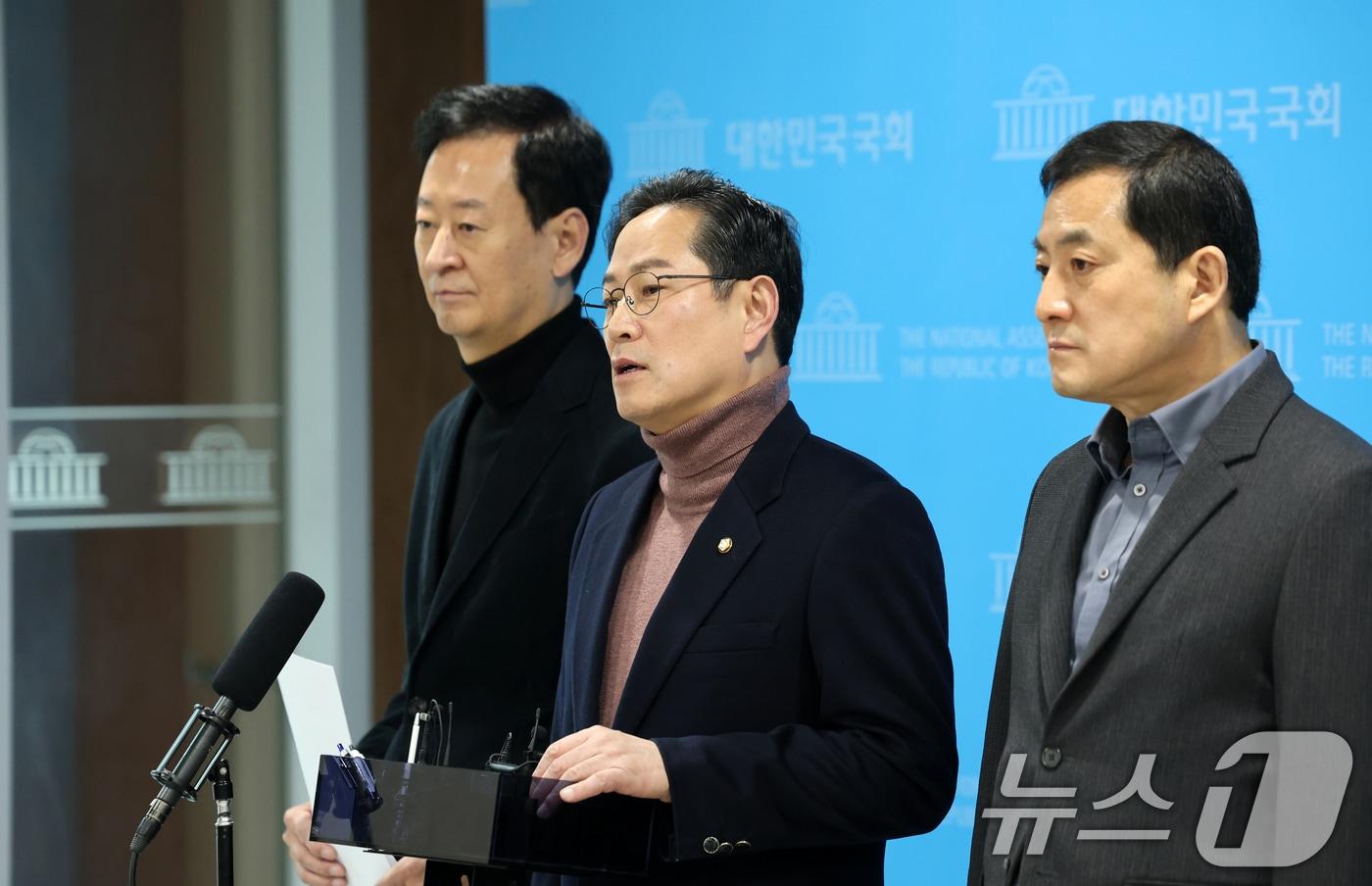 본문 이미지 - 박수영 국민의힘 의원을 비롯한 재정경제기획위원들이 18일 서울 여의도 국회 소통관에서 이혜훈 기획예산처 장관 후보자 인사청문회 거부 입장을 밝히고 있다. 2026.1.18/뉴스1 ⓒ News1 이승배 기자