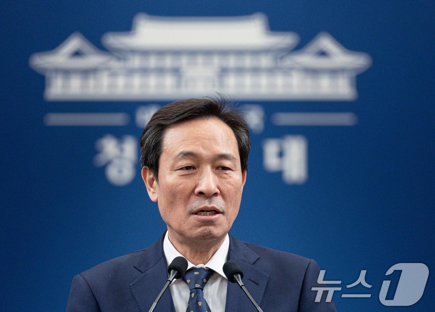 본문 이미지 - 우상호 정무수석이 18일 청와대 춘추관에서 사직 인사말을 하고 있다. 청와대는 이날 브리핑을 통해 정무수석비서관으로 홍익표 전 더불어민주당 원내대표를 발탁했다고 밝혔다. 이재명 정부 초대 정무수석인 우상호 정무수석은 강원도지사 출마를 위해 사퇴한 것으로 알려졌다. 2026.1.18/뉴스1 ⓒ News1 이재명 기자