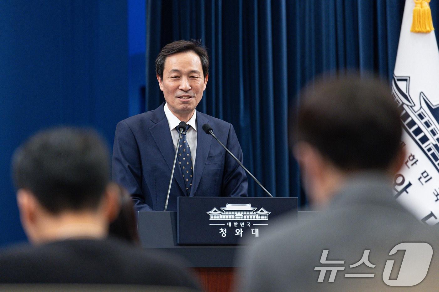 본문 이미지 - 우상호 정무수석이 지난 18일 청와대 춘추관에서 사직 인사말을 하고 있다.  2026.1.18/뉴스1 ⓒ News1 이재명 기자