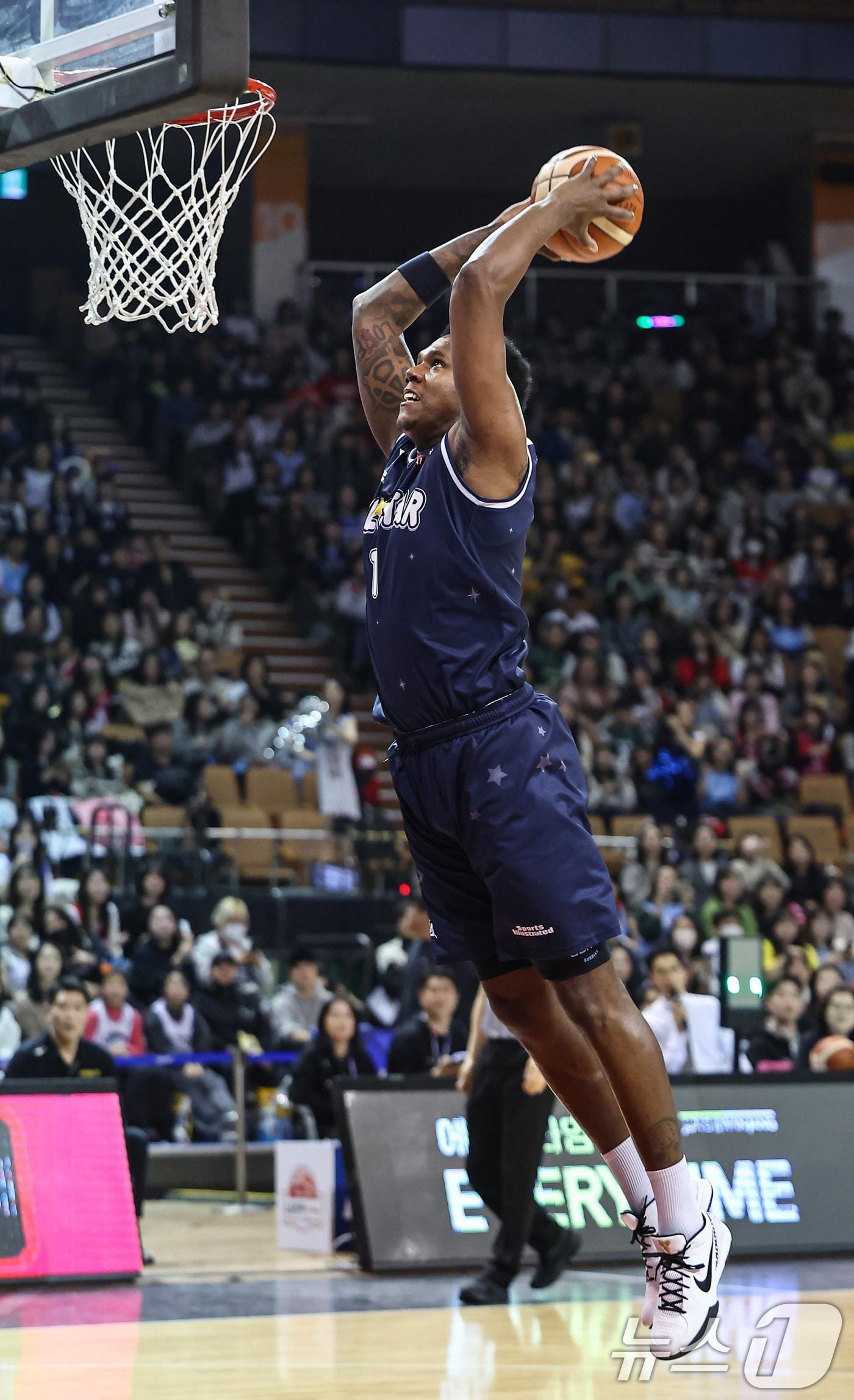 본문 이미지 - 18일 오후 서울 송파구 잠실실내체육관에서 열린 2025-2026 LG전자 프로농구 올스타전 팀 브라운과 팀 코니의 경기, 팀 브라운 네이던 나이트가 덩크슛을 하고 있다. 2026.1.18/뉴스1 ⓒ News1 김도우 기자
