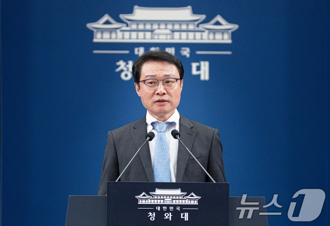 본문 이미지 - 이규연 홍보소통수석이 18일 청와대 춘추관에서 정무수석 인사 발표를 하고 있다. 청와대는 이날 브리핑을 통해 정무수석비서관으로 홍익표 전 더불어민주당 원내대표를 발탁했다고 밝혔다. 이재명 정부 초대 정무수석인 우상호 정무수석은 강원도지사 출마를 위해 사퇴한 것으로 알려졌다. 2026.1.18/뉴스1 ⓒ News1 이재명 기자