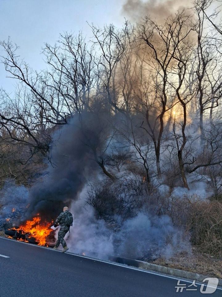 본문 이미지 - 해병대 1사단 해안감시대대에 근무 중인 소초 팀장인 김현준 상사와 대원들이 신속힌 조치로 산불로 번질 수 있었던 불을 진화한 사실이 뒤늦게 알려졌다. 사진은 김현준 상사와 대원들이 소화기로 진화하는 모습. (포항남부소방서제공, 재판매 및 DB금지) 2026.1.18/뉴스1