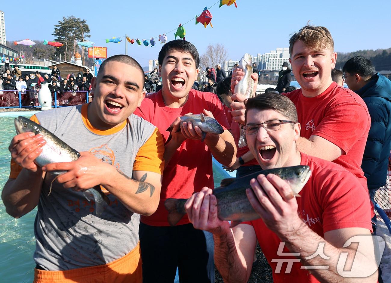 본문 이미지 - 18일 강원도 평창군 진부면 오대천 일원에 열린 평창송어축제를 찾은 외국인 방문객이 송어 맨손잡기 체험을 즐기고 있다. (평창군 제공. 재판매 및 DB 금지) 2026.1.18/뉴스1