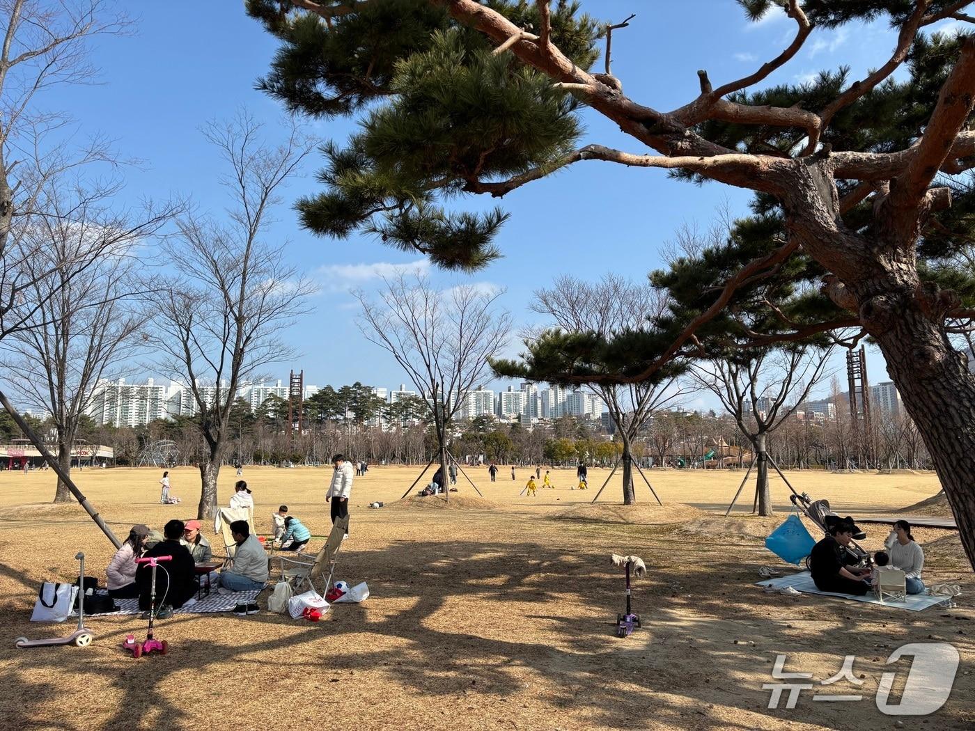 본문 이미지 - 15도에 육박하는 따뜻한 기온에 많은 시민들이 부산시민공원에서 피크닉을 즐겼다. 2026.1.18/뉴스1 ⓒ News1 홍윤 기자