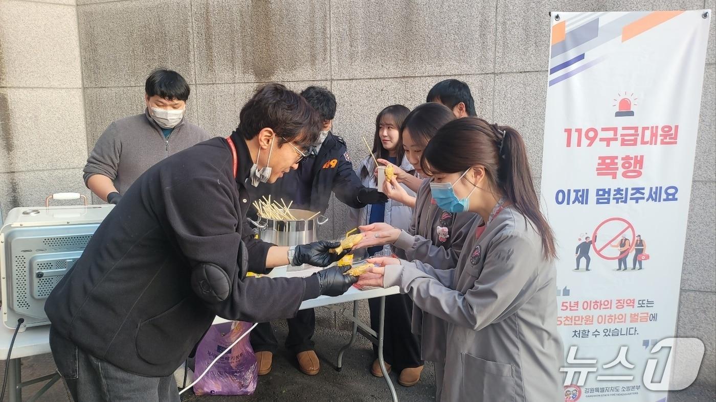 본문 이미지 - 강원소방본부, 한림대 춘천성심병원 의료진 격려 및 붕어빵 나눔 행사.(도소방본부 제공, 재판매 및 DB금지)