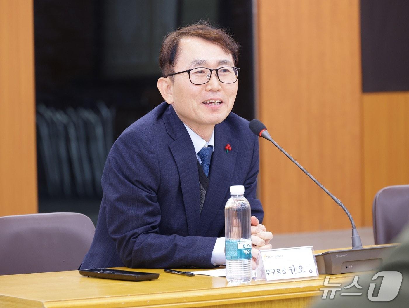 본문 이미지 - 6·3 지방선거 대구 서구청장 출마 예정자인 권오상 전 서구 부구청장이 부구청장 재직 시절 주민들과 간담회를 하고 있다. (권오상 전 부구청장 측 제공. 재판매 및 DB 금지)/뉴스1