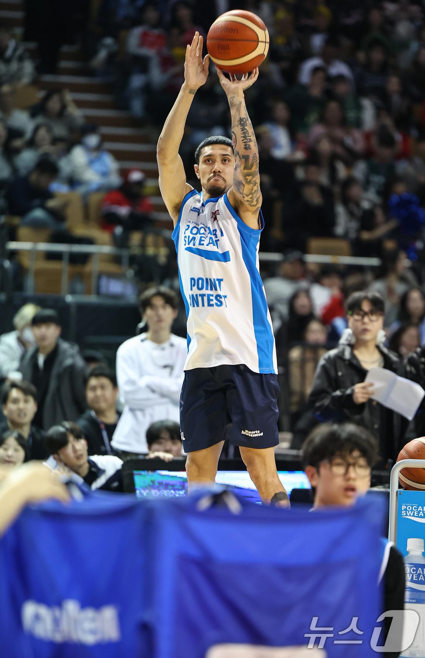 본문 이미지 - 18일 오후 서울 송파구 잠실실내체육관에서 열린 2025-2026 LG전자 프로농구 올스타전 팀 브라운과 팀 코니의 경기, 팀 브라운 이선 알바노가 3점슛 콘테스트를 하고 있다. ⓒ News1 김도우 기자