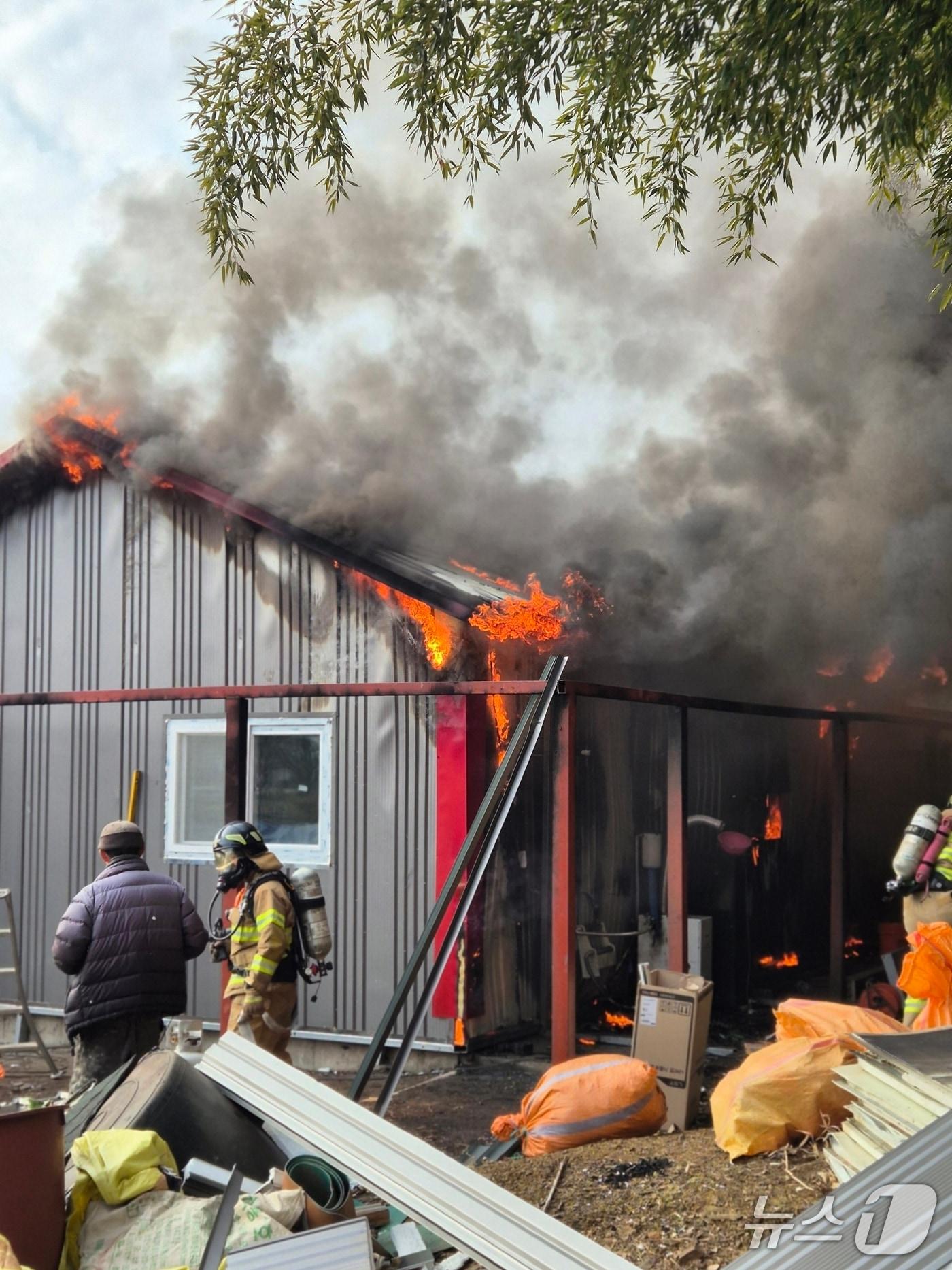 본문 이미지 - 금산군 진산면 교촌리 주택 화재 현장. (금산소방서 제공, 재판매 및 DB금지) / 뉴스1 