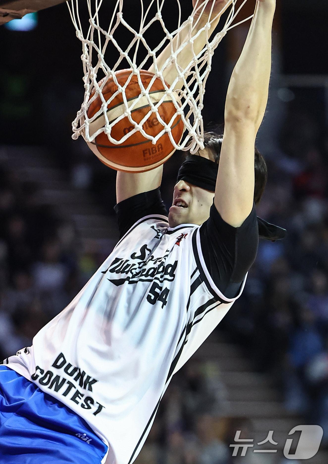본문 이미지 - 18일 오후 서울 송파구 잠실실내체육관에서 열린 2025-2026 LG전자 프로농구 올스타전 덩크슛 콘테스트에서 서울 삼성 조준희가 눈을 가리고 덩크슛을 성공하고 있다. ⓒ News1 김도우 기자