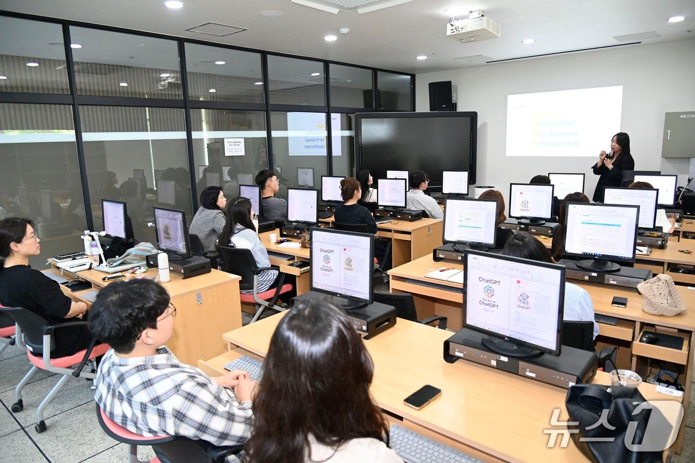 본문 이미지 - 대구 달성군 문화복지동 정보화교육장에서 군민들이 정보화교육 수업을 듣고 있다.(대구 달성군 제공. 재판매 및 DB금지)