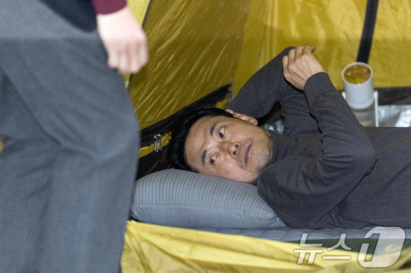 본문 이미지 - 더불어민주당의 통일교 및 공천뇌물 특검 수용을 촉구하며 4일째 단식을 이어가고 있는 장동혁 국민의힘 대표가 18일 서울 여의도 국회 로텐더홀에 자리한 텐트에 누워있다. 2026.1.18/뉴스1 ⓒ News1 이승배 기자