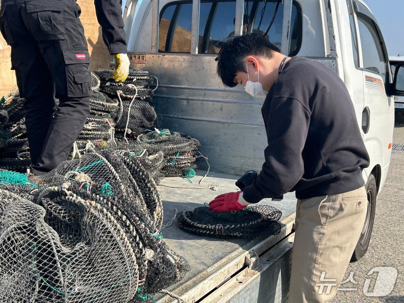 본문 이미지 - 수거된 폐어구를 정리하는 모습 (수산자원공단 제공. 재판매 및 DB금지)