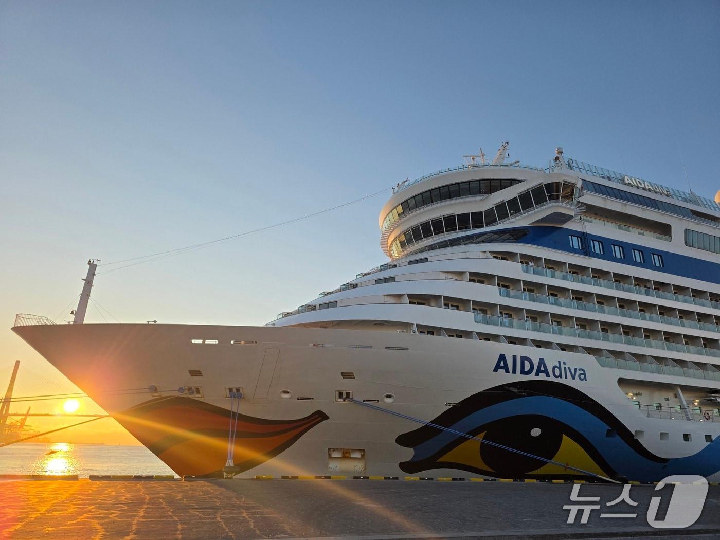 본문 이미지 - 부산항에 입항한 월드와이드 크루즈 아이다디바호 (BPA 제공. 재판매 및 DB금지)