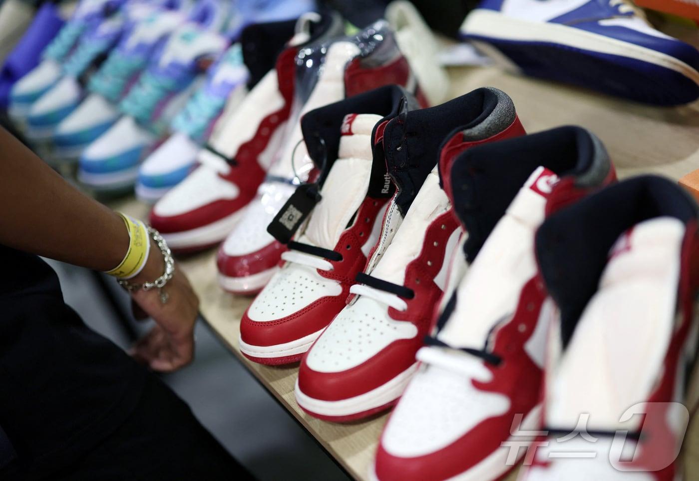 본문 이미지 - 2025년 2월 22일(현지시간) 싱가포르에서 열린 '스니커 콘 동남아시아'에 나이키 에어 조던 1 운동화가 매대에 전시돼 있다. (사진은 기사 내용과 무관함) 2025.02.22. ⓒ 로이터=뉴스1 ⓒ News1 윤다정 기자